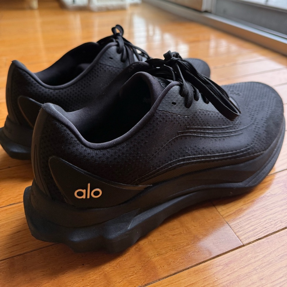 ALO Yoga Men's Sleek Black Athletic Shoes